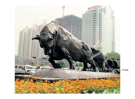 我厂享受国务院津贴工艺师闫心雨为深圳雕刻的拓荒牛