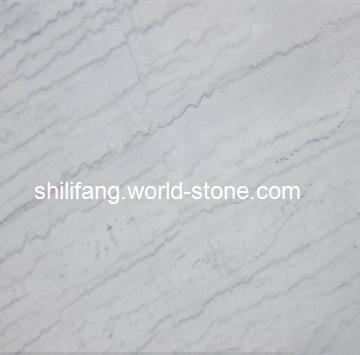 广西白大理石产于广西贺州市。 广西白以其雪白的板面，山水云雾般的纹理，低廉的价格一直是建筑装修的首选用石。