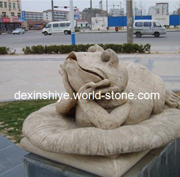 荷叶青蛙石雕像